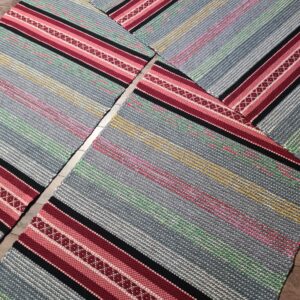 VÄRIKÄS SARJA TUVANMATTOJA