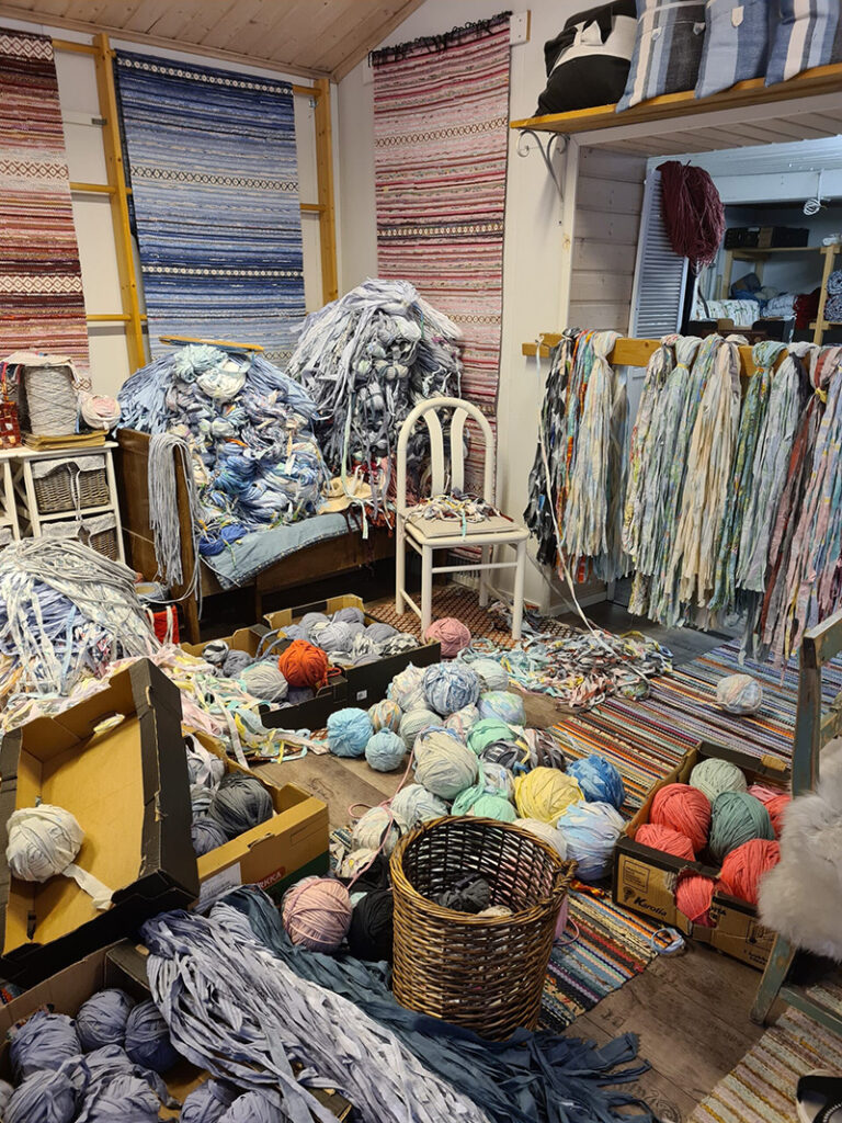 Käsintehdyt kotimaiset räsymatot tehdään kuteista.